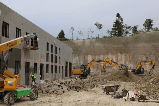 修文：國慶假期重大項目建設如火如荼國慶長假期間，在貴州省畜禽肉類冷鏈儲備項目施工現場，機器轟鳴聲不斷，廣大建設者依然奮戰在施工一線，保質量、趕工期，他們堅守在各自的工作崗位，以飽滿的工作熱情和昂揚的斗志，加快推進項目建設進度。